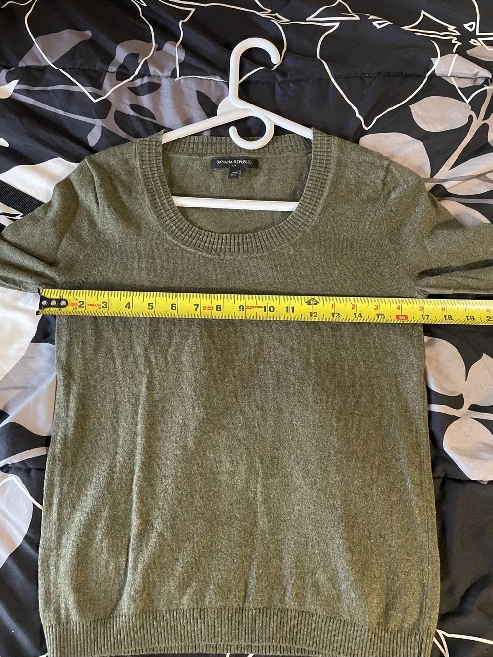 Banana Republic Olive Green Women's Crewneck Sweater